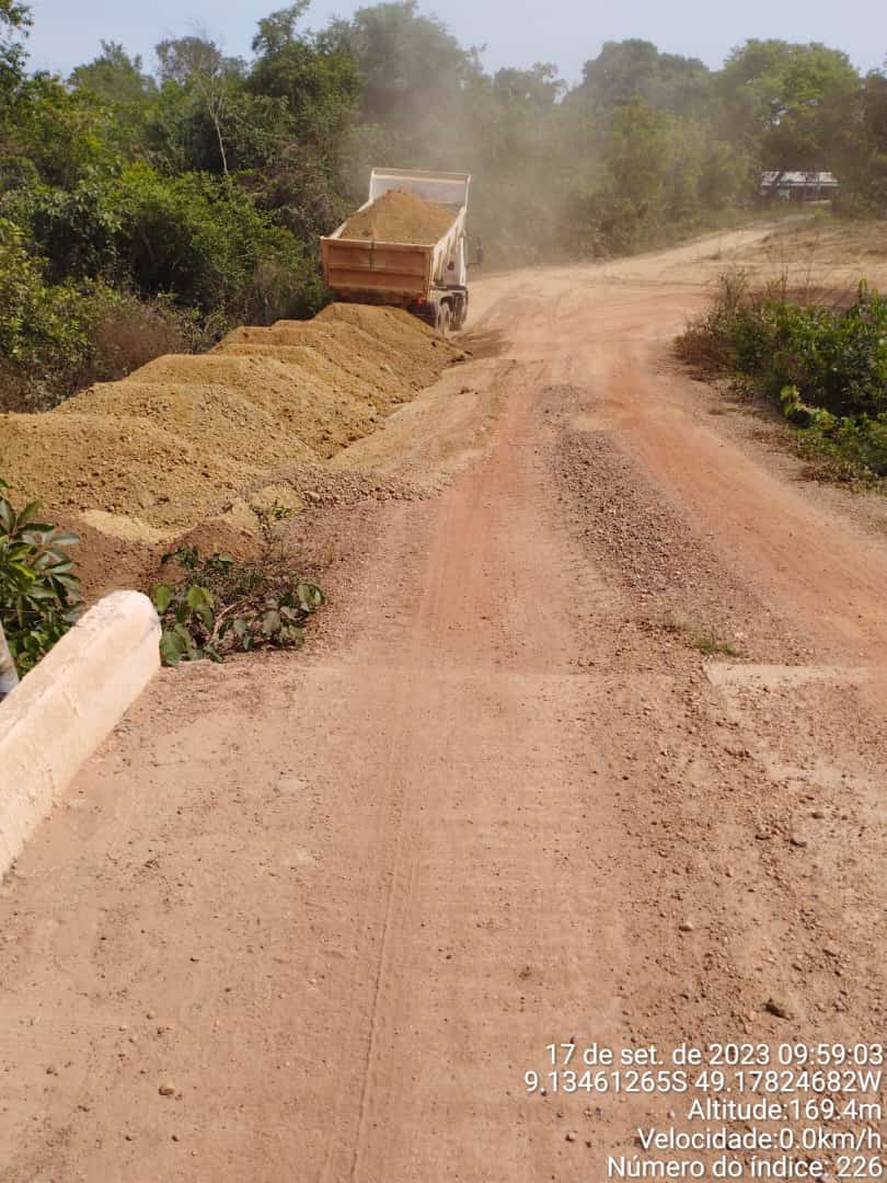 Trecho do Ribeirão Surubim é encascalhado pela prefeitura de Dois Irmãos do Tocantins