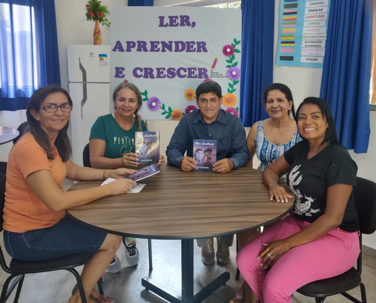 Toni Ferreira, divulga o livro Meu Semblante, nas Escolas Municipais de Paraíso do Tocantins