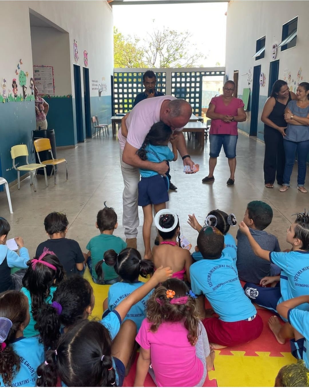 Prefeito de Divinópolis do Tocantins visita escola infantil e convida alunos para evento do Dia da Criança