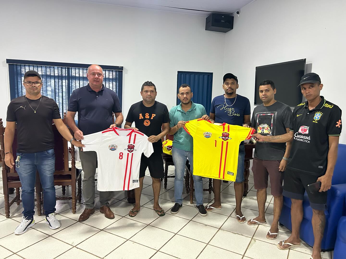 Prefeitura de Divinópolis do Tocantins apresenta material esportivo que serão utilizados pela equipe do Derramados no Campeonato Municipal de futebol