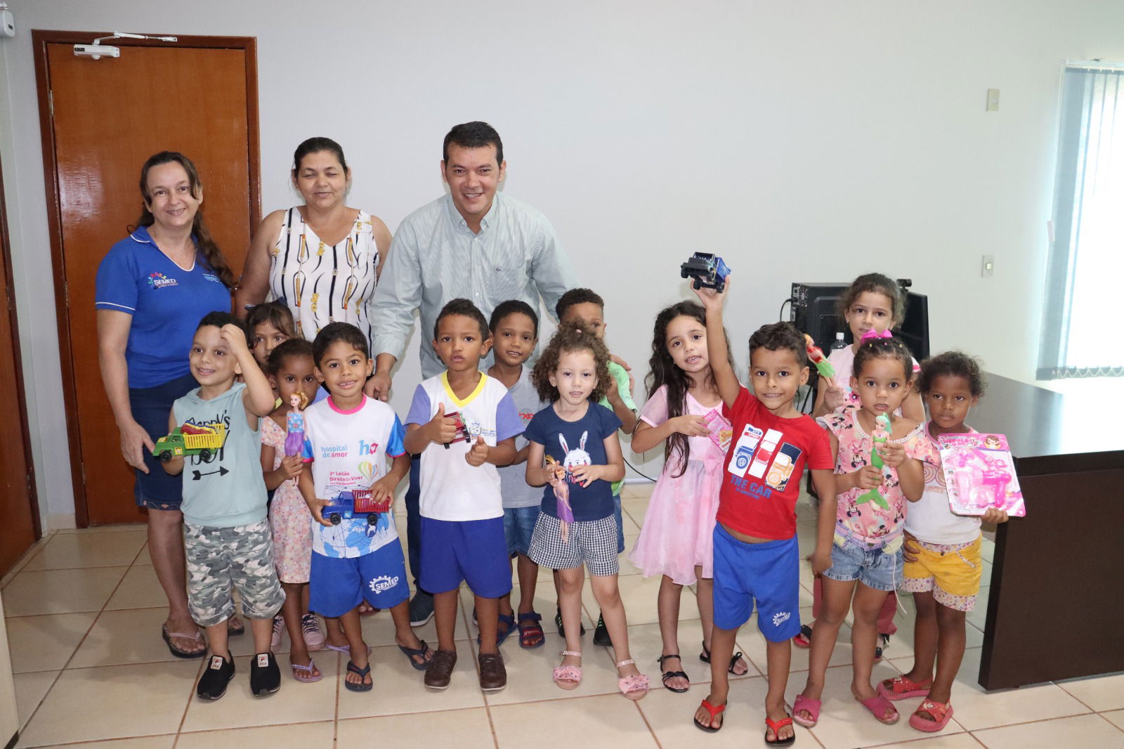 Visita ao Chefe do Executivo: Prefeito Isaías Piagem recebe alunos da Creche Irmã Maria Elmara de Marianópolis do Tocantins