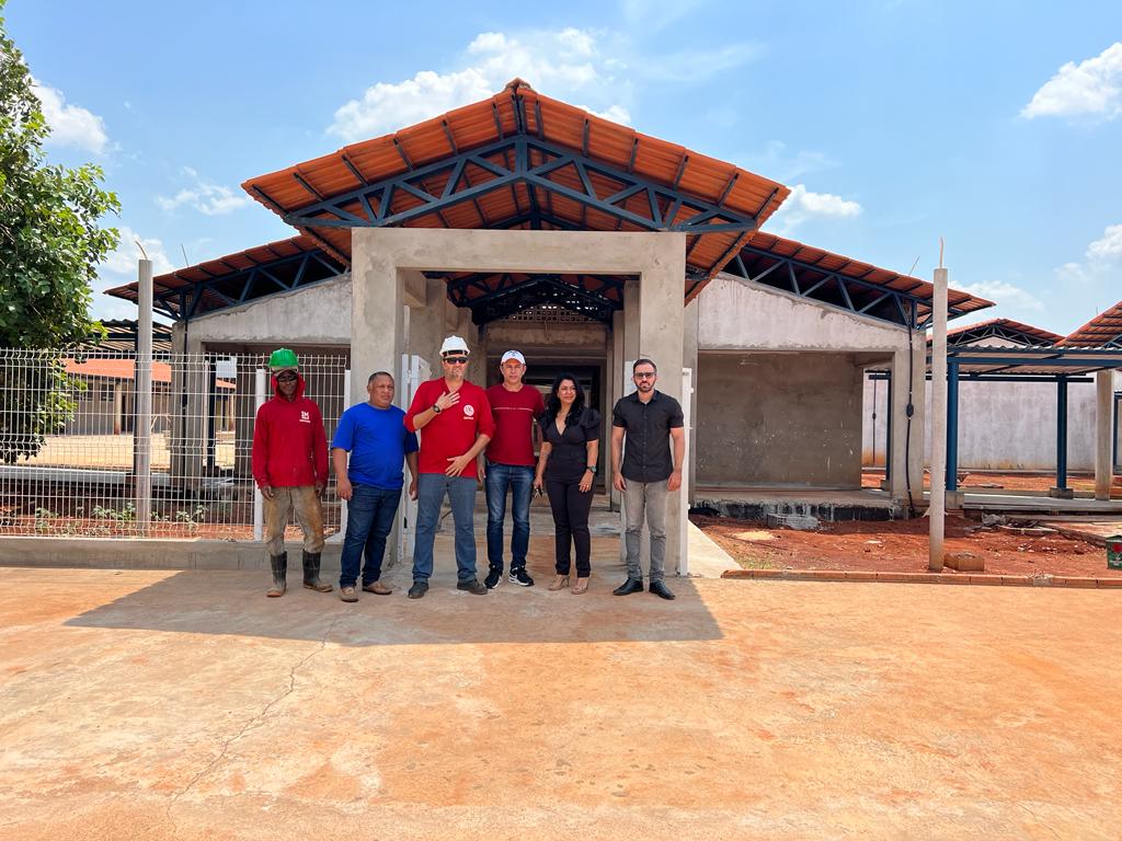 Ildislene, Marcos da Valdeci e engenheiro vistam construção da escola Aristeu Camargo; unidade entra na reta final em Caseara