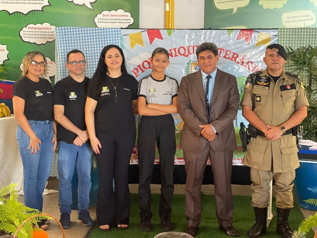 Toni Ferreira, escritor paraisense, participa do Piquenique Literário da Escola Diaconizio Bezerra