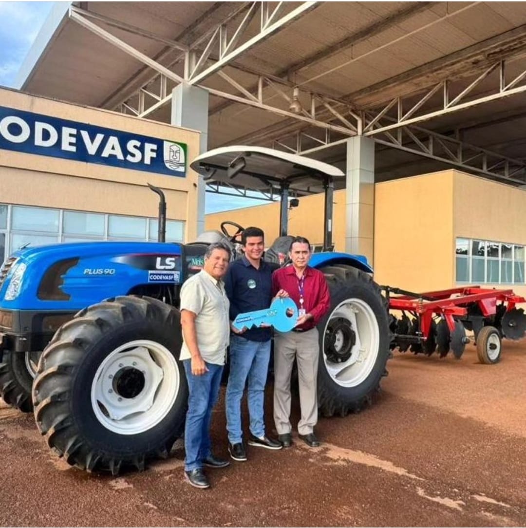 Irmão Geciran recebe trator da Codevasf através de emenda de Damaso