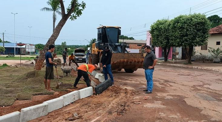 Prefeito Manoel Moura acompanha reta final da reformulação da Praça Aurélio Gomes de Abreulândia