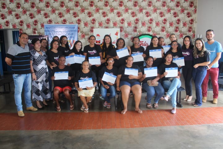 Vice-prefeita Joelma Dias, secretária Lenildes Vieira e vereadores Professor Ozias e Paula Gil participam da entrega de certificados de curso de Sabores Regionais