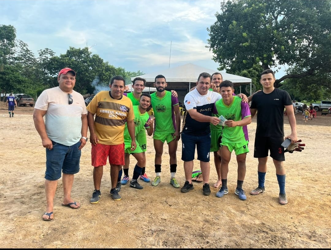 Prefeito Manoel Moura prestigia torneio de futebol no Assentamento Vargem Dourada em Abreulândia