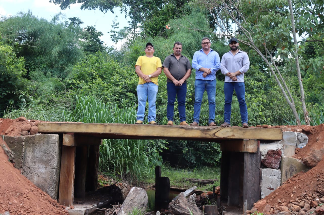 Prefeito Manoel Moura visita reformulação de pontes e encascalhamento de na região da Serra, zona rural de Abreulândia