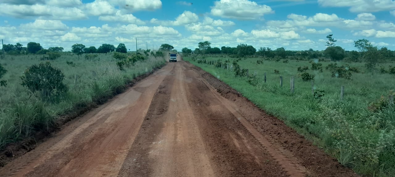 Estrada vicinal que da acesso ao assentamento Vargem Dourada recebe operação da pasta da Infraestrutura de Abreulândia