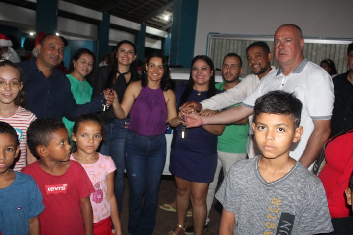 Prefeito e vereadores de Divinópolis inauguram temporada natalina e apresentam veículos a pasta da Saúde