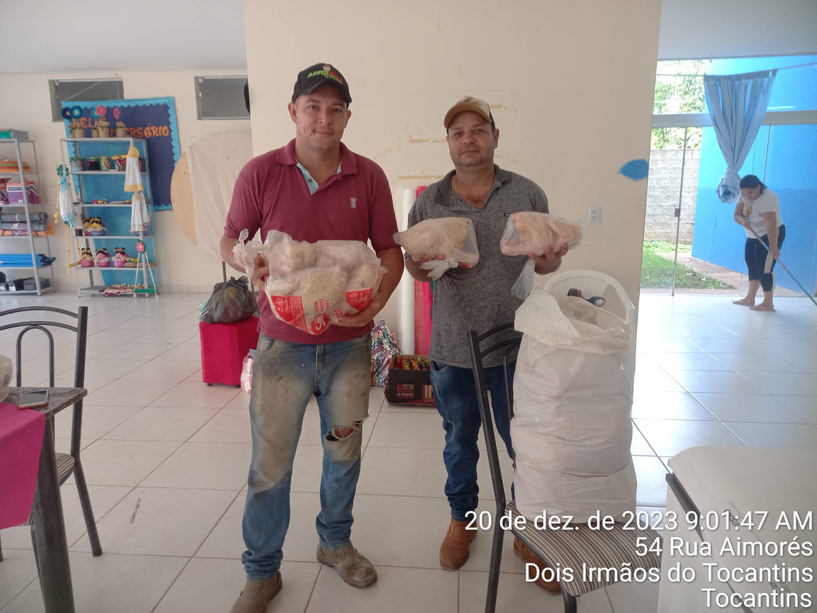 Prefeitura de Dois Irmãos do Tocantins recebe 300 frangos caipira dos avicultores que serão inseridos na sextas básicas natalina da Assistência Social