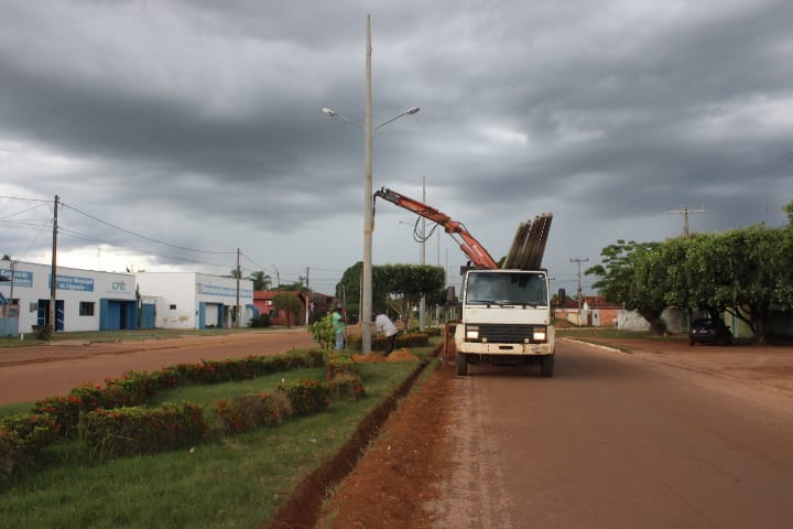 63 postes são implantados na Avenida Divino Luiz Costa em Divinópolis que receberá sistema de iluminação de LED