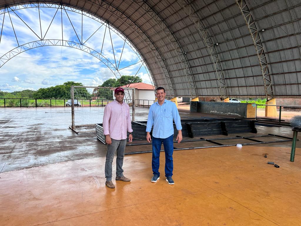 Prefeito Isaías Piagem visita obras de reformulação de quadra poliesportiva em Marianópolis do Tocantins