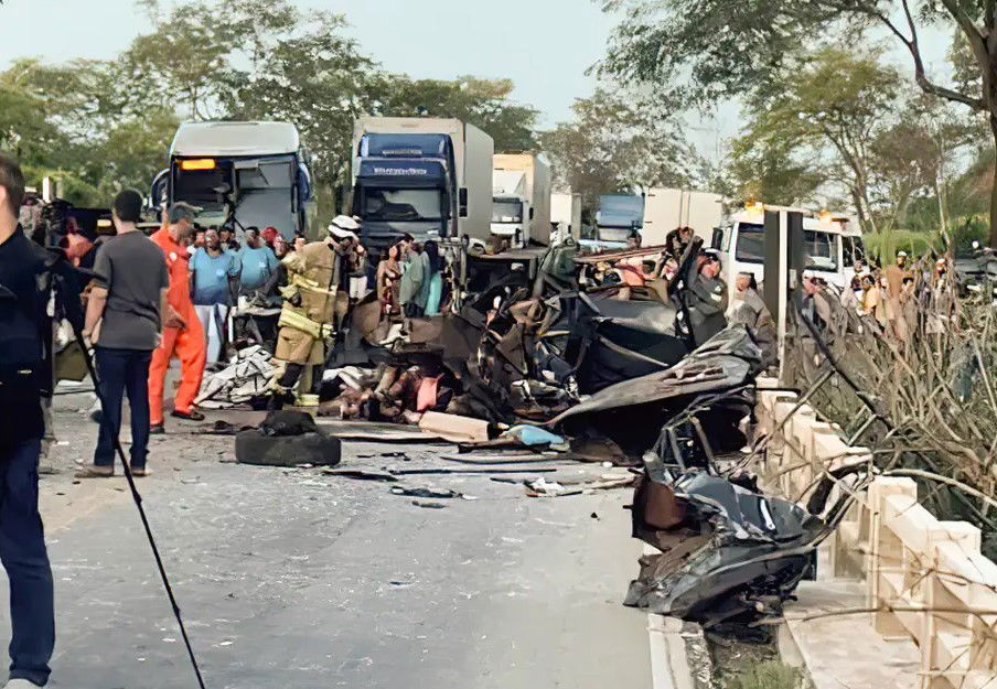 Ônibus e camionete colidem e deixa oito mortos BR-116 em Minas Gerais