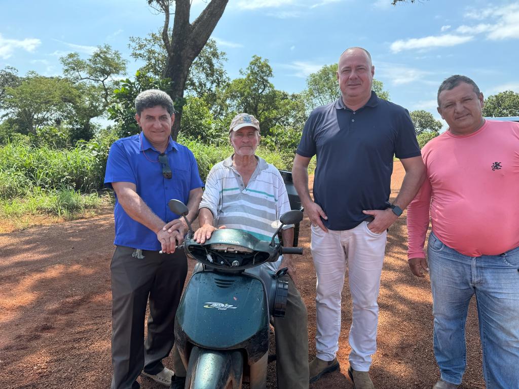 Operador de Máquinas Toni Ferreira faz melhoramentos significativos nas estradas vicinais em Divinópolis, através do prefeito Flávio Rodrigues