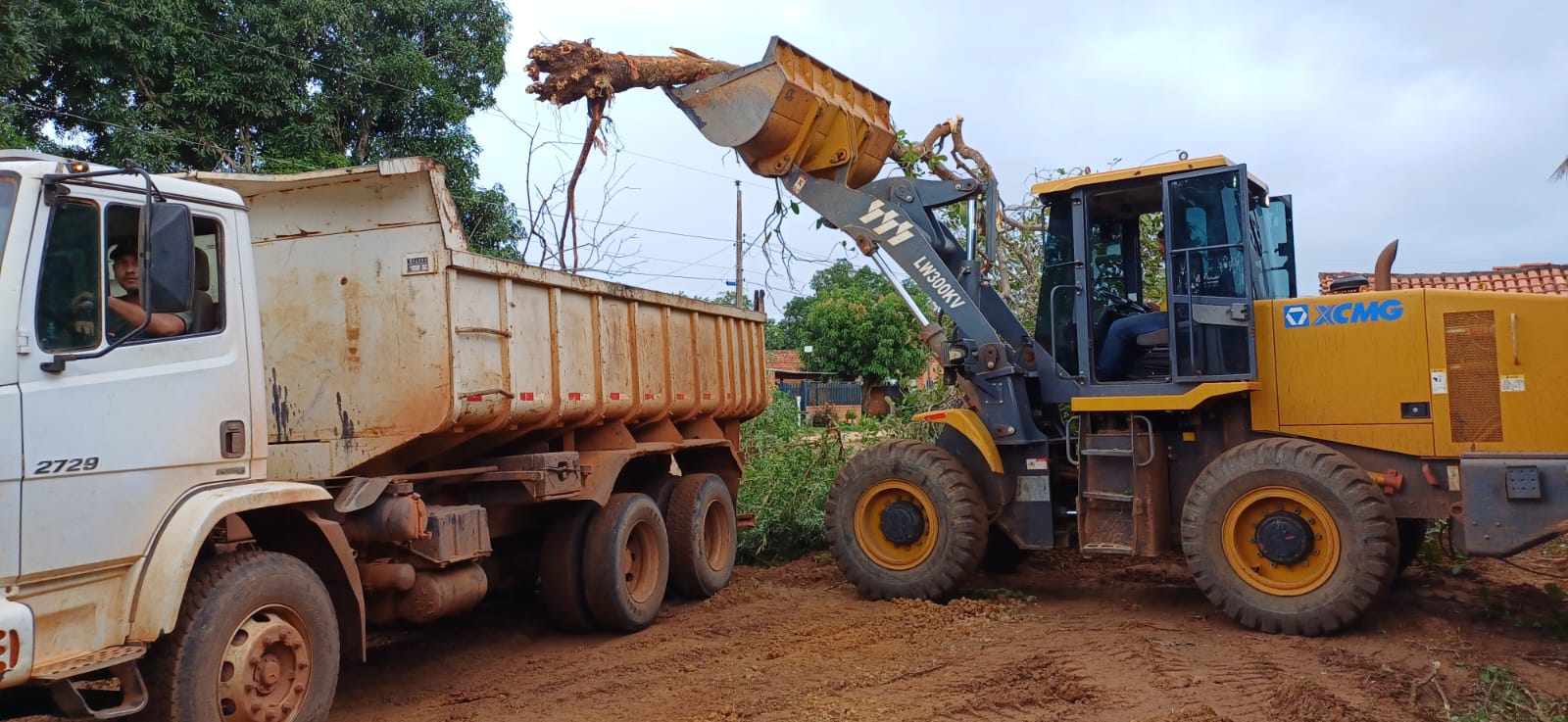 Secretário de Infraestrutura de Marianópolis Ilton Coutinho em parceria com as pastas da Saúde e Agricultura coordena operação de limpeza pública no assentamento Manchete