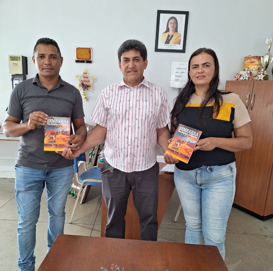 Toni Ferreira, visita Secretaria de Cultura de Divinópolis, e faz doações de livros regionais