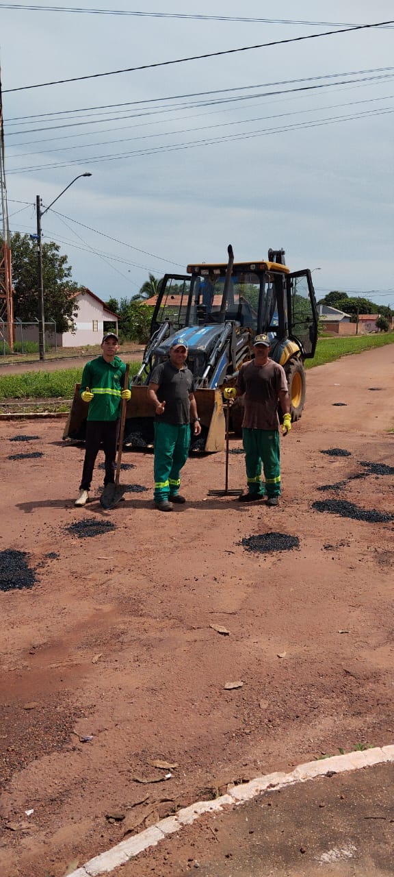 Oito servidores atuam na operação tapa buraco em Monte Santo do Tocantins e no distrito de Campina Verde