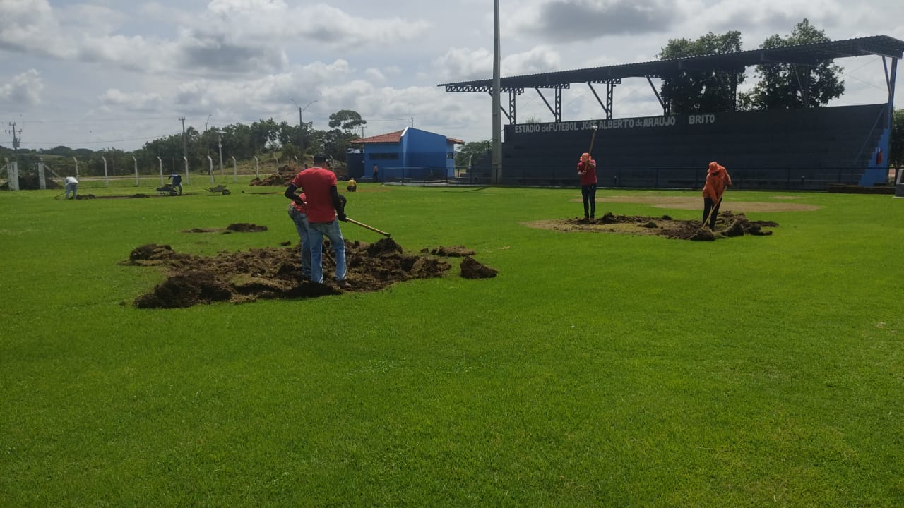 Prefeitura de Dois Irmãos do Tocantins promove manutenção do gramado do estádio Albertão