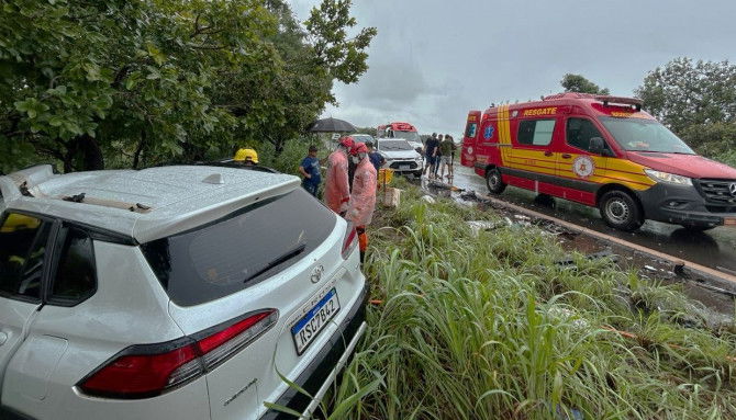 Bombeiros militares atendem vítimas de colisão entre veículos próximo a Paraíso do Tocantins na TO-080