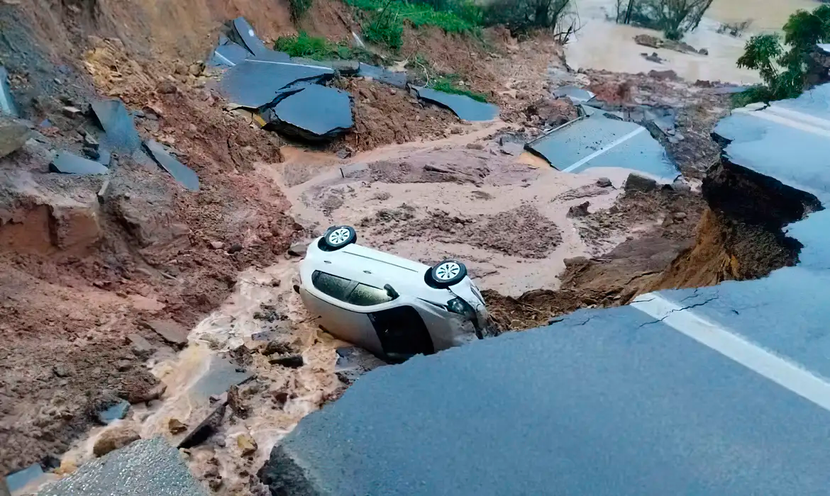 BR-470 em Itajaí - SC é interditada após cratera ser aberta pelas chuvas