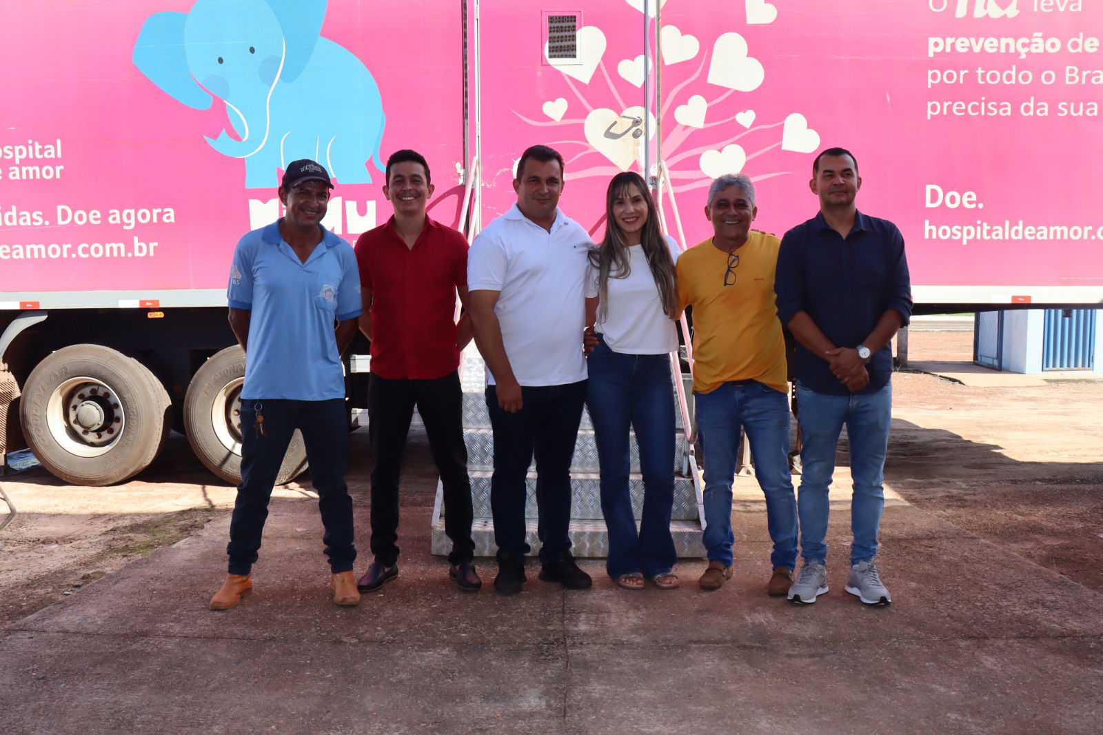 Prefeito Manoel Moura e vice Eldison Cunha acompanha inicio do atendimento da Carreta do Hospital de Amor no Clube Recreativo em Abreulândia