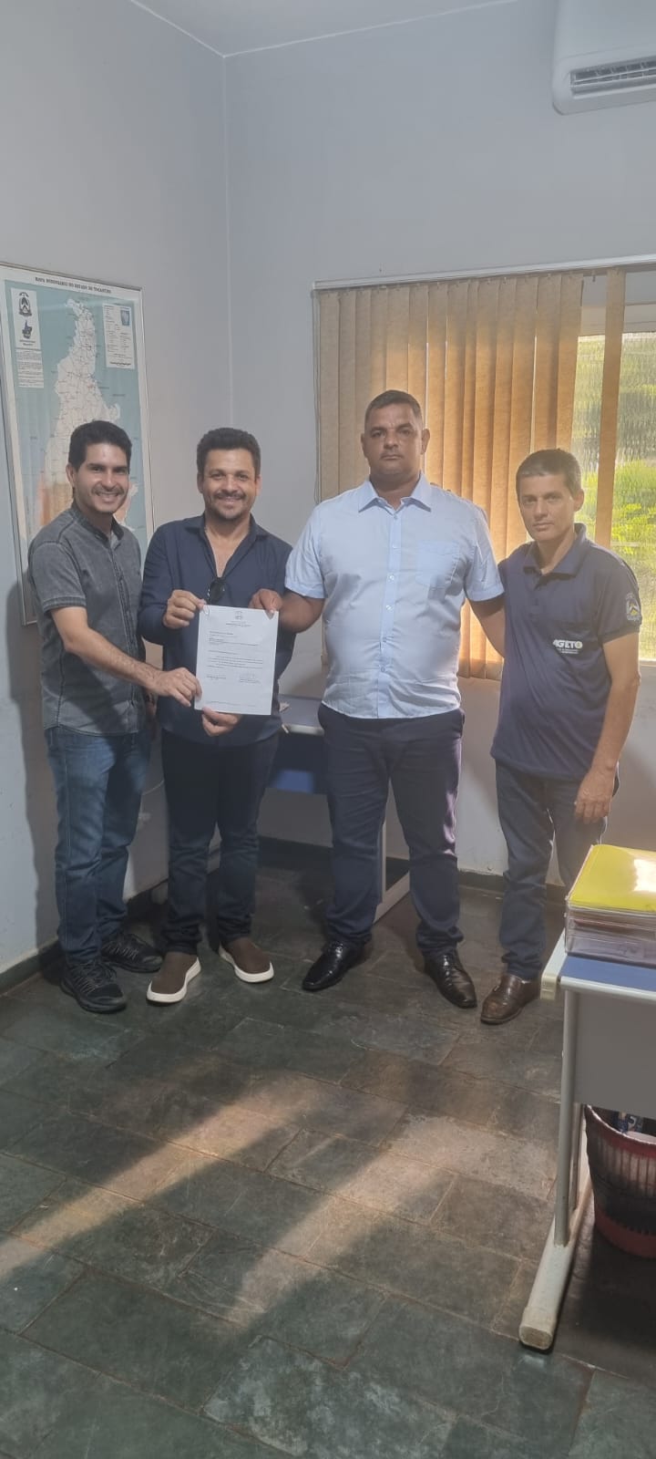 Prefeito Marcos do Chico e vereador Gilvan do Felício conseguem com Ageto material para operação tapa buraco em Caseara e na TO-080