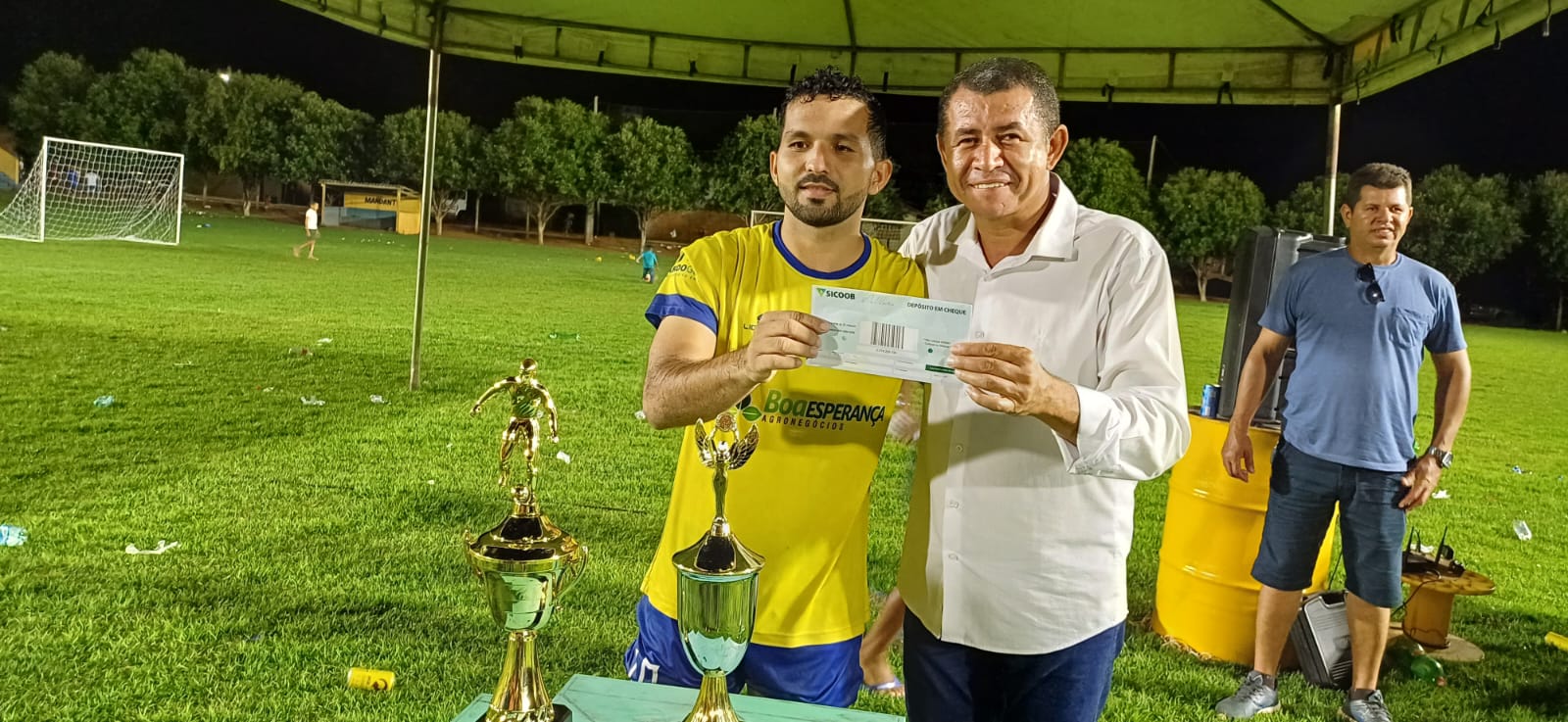 Pré-candidato a prefeito Ilton Coutinho marcou presença no torneio de futebol society no estádio Carneirão em Marianópolis do Tocantins