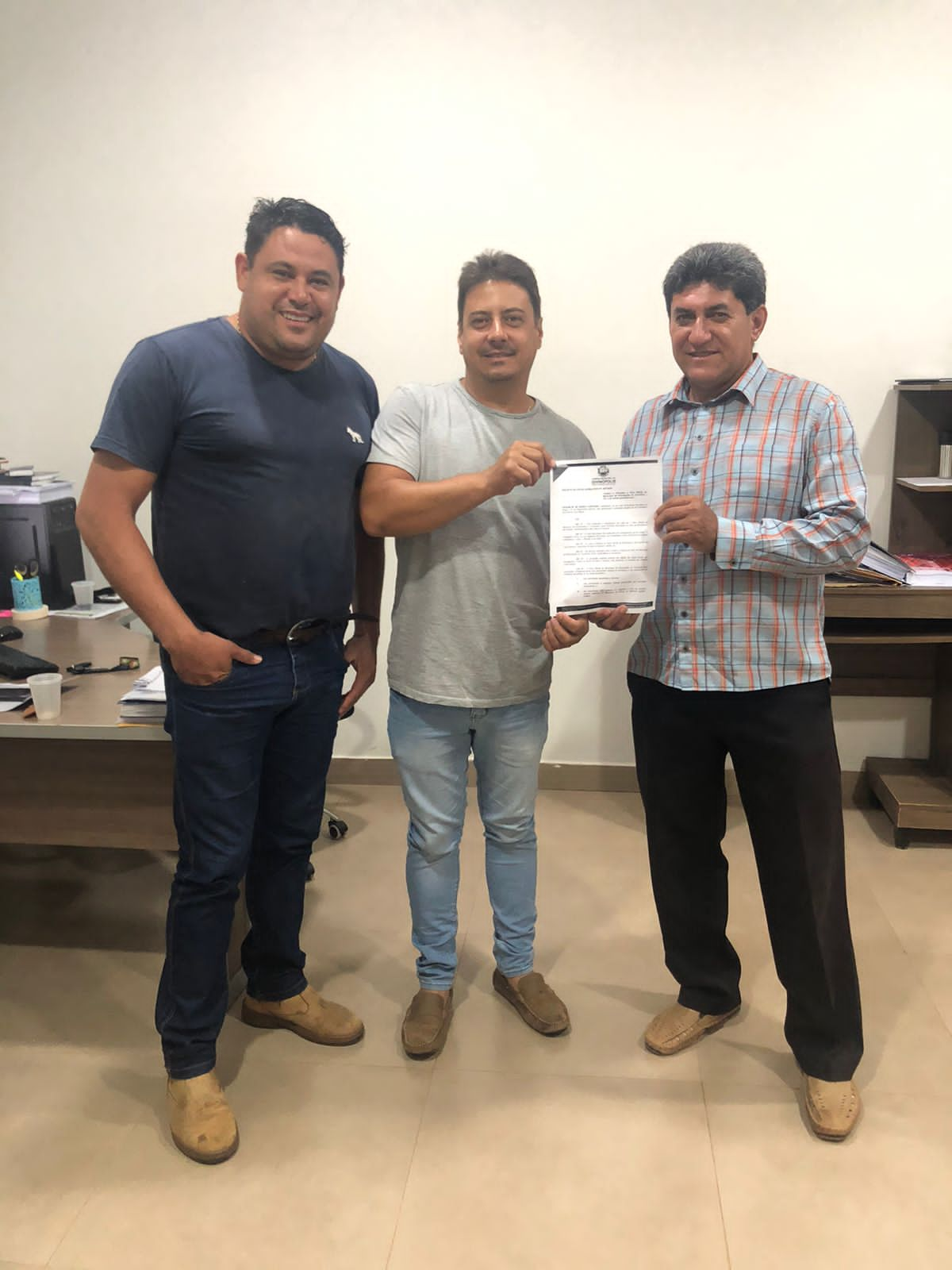 Toni Ferreira, recebe a cópia do Projeto Lei, que institui o Hino Oficial de Divinópolis do Tocantins