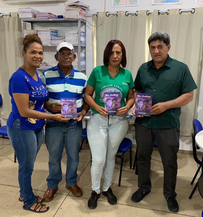 Toni Ferreira, visita a Escola Municipal Isabel Wanderley e faz doações de livros poéticos