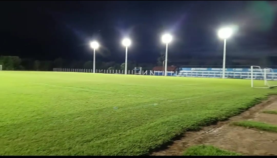 Secretário de Esportes de Divinópolis José Batista, se emociona após sistema de iluminação do Estádio Cabo Santos, ser testado e aprovado