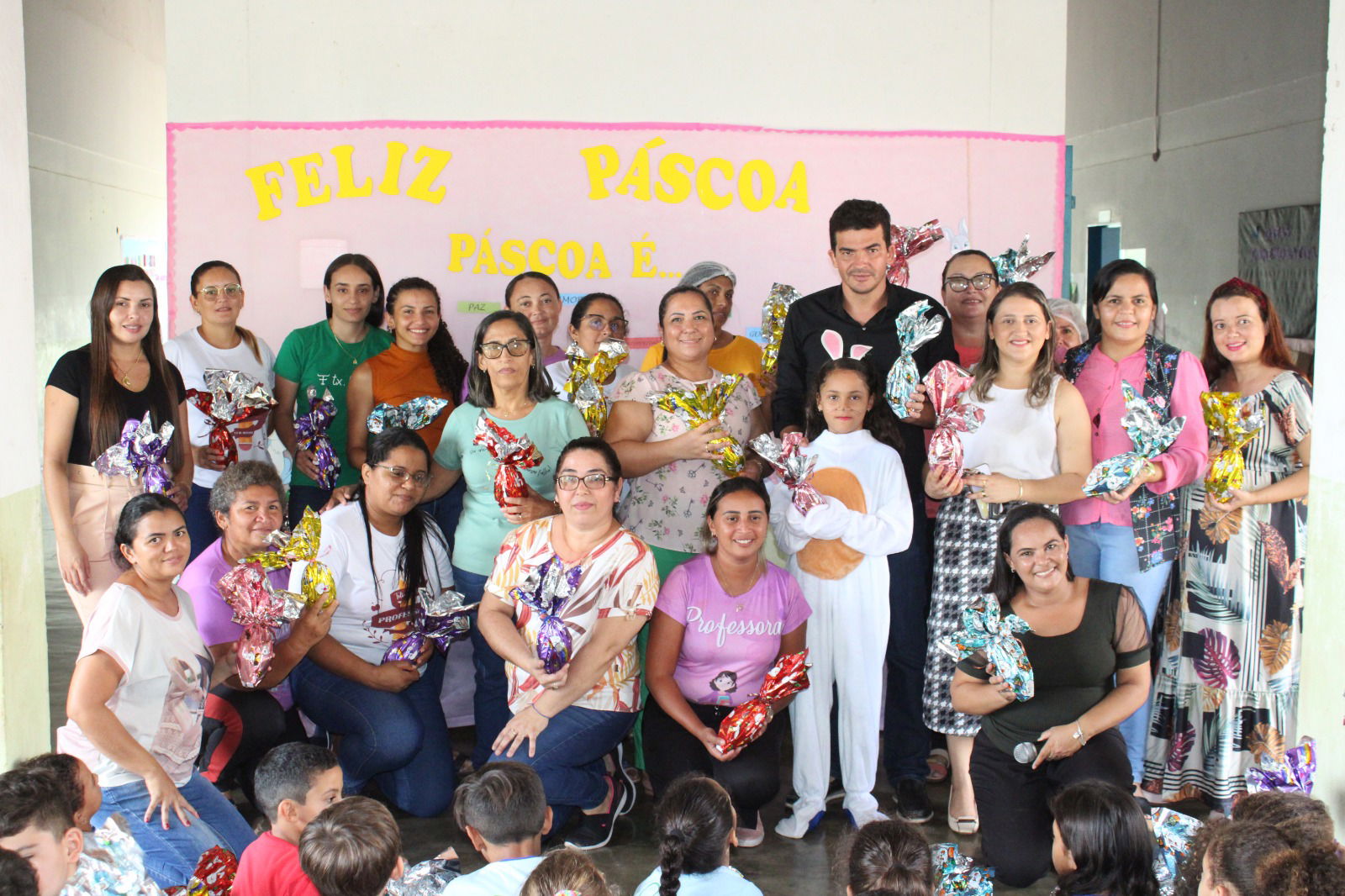 Prefeito Irmão Geciran e primeira dama Rousinauria Saraiva entregam ovos de páscoa para servidores de unida escolar e pasta da Agricultura e Meio Ambiente