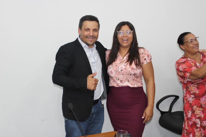 Prefeito de Caseara Marcos do Chico e a secretária Tatyane Almeida irão apresentar um micro-ônibus na tarde desta quinta-feira (04)