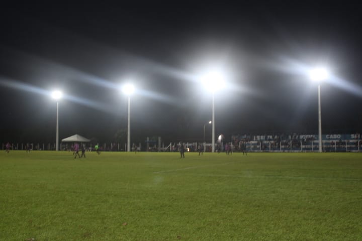 Atletas ressaltam ação do poder público na primeira partida com iluminação no estádio Cabo Santos em Divinópolis: " prefeito está uma maravilha"