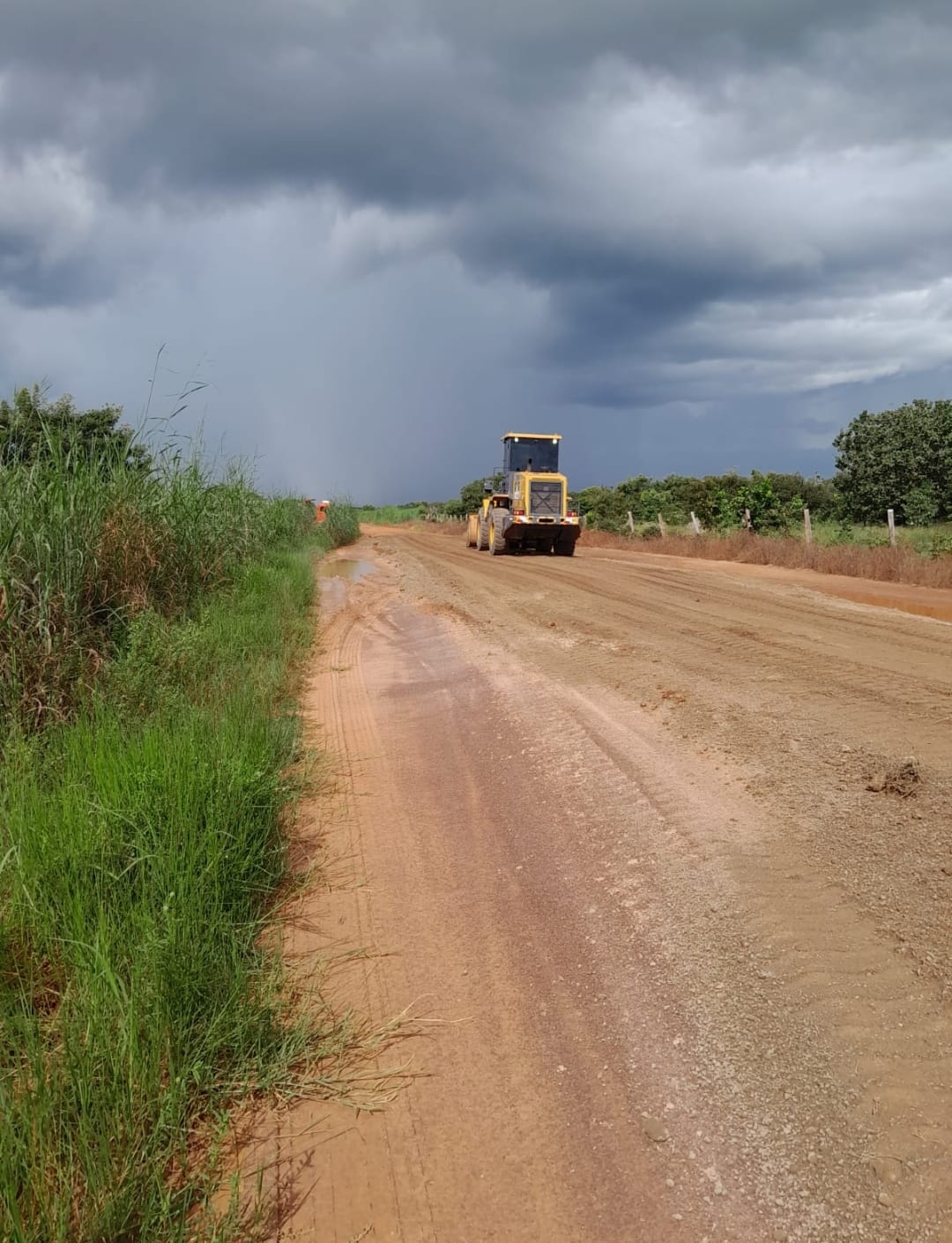 Pasta da Infraestrutura de Caseara por determinação de Marcos do Chico promove operação de manutenção em vicinal do Assentamento Onalício Barros