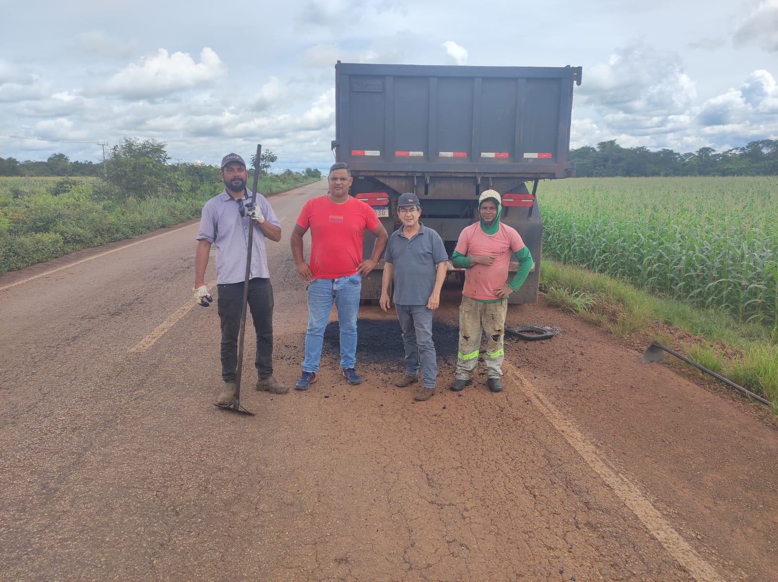 Em Caseara Suair Mariano e Gilvan do Felício acompanham tapa buraco na TO-080; parlamentares protagonizam defesa da infraestrutura