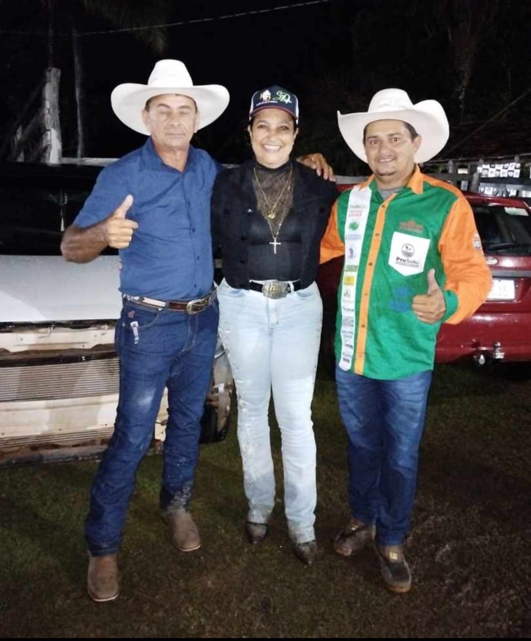 Prefeita Nezita e presidente do Clube do Vaqueiro Ediel participam do rodeio na fazenda do pecuarista Vandeni