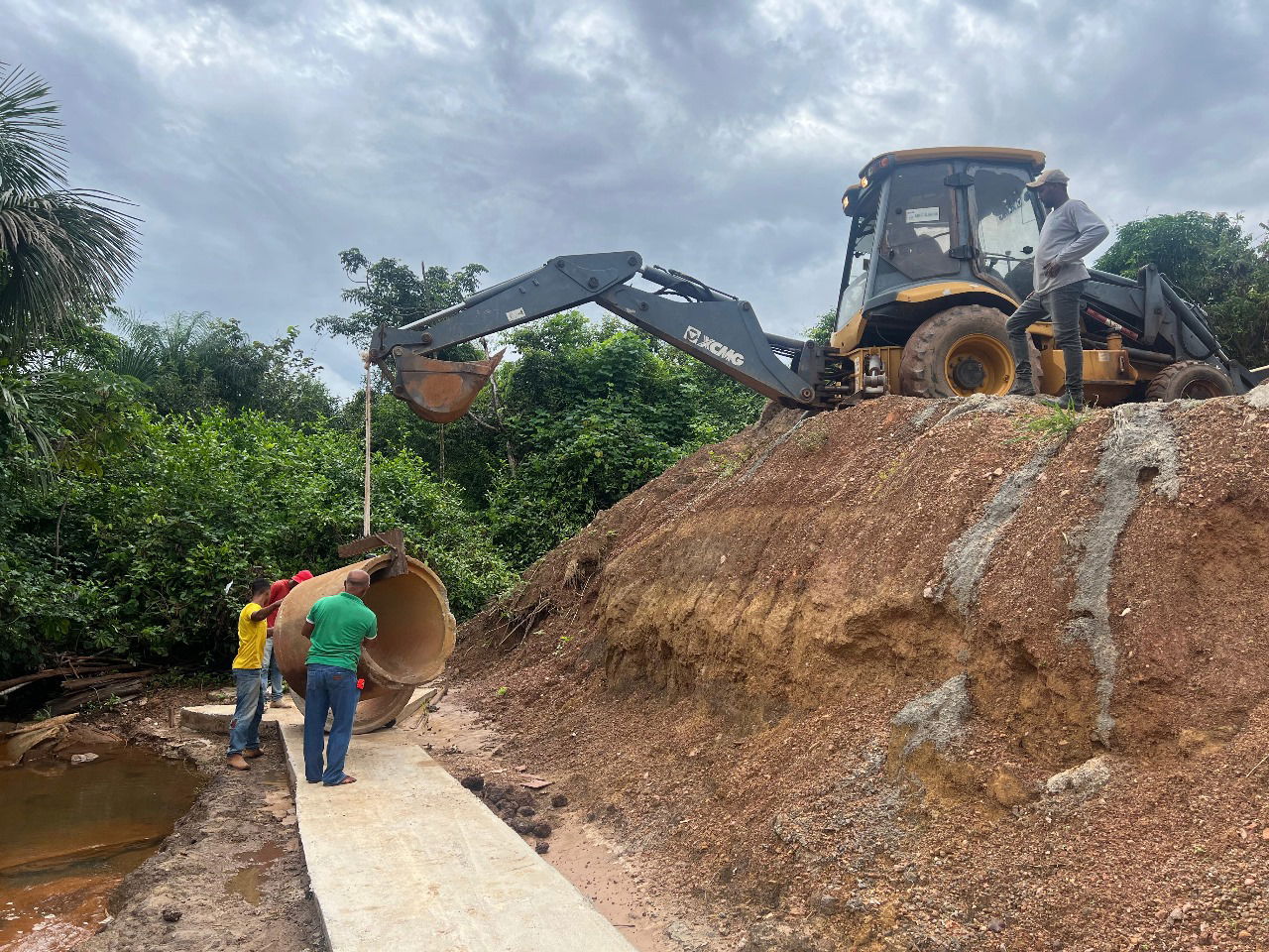 Prefeitura de Abreulândia constrói bueiro sob o córrego dos Buritis no perímetro urbano da cidade