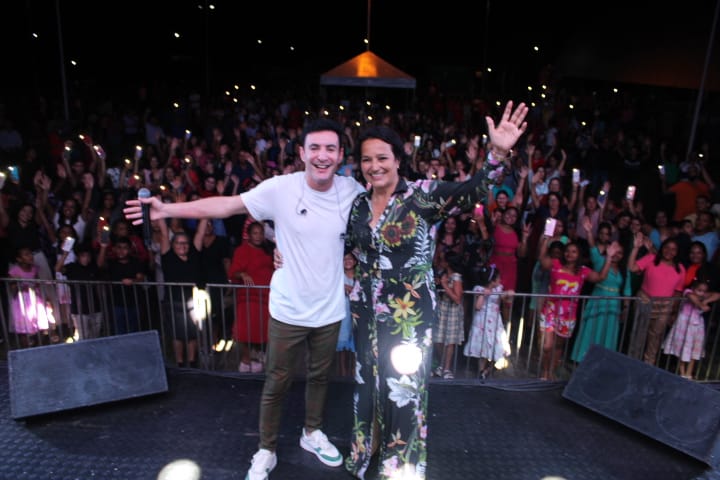 Evento em homenagem às mães emociona famílias de Monte Santo do Tocantins com apresentações de Leandro Borges e Stella Laura