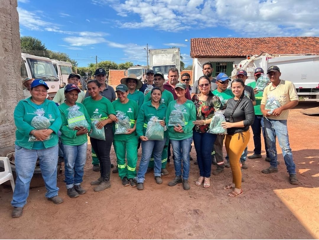 Prefeito Manoel Moura e secretária de Meio Ambiente Suelma Cristina apresentam novos uniformes aos Garis de Abreulândia