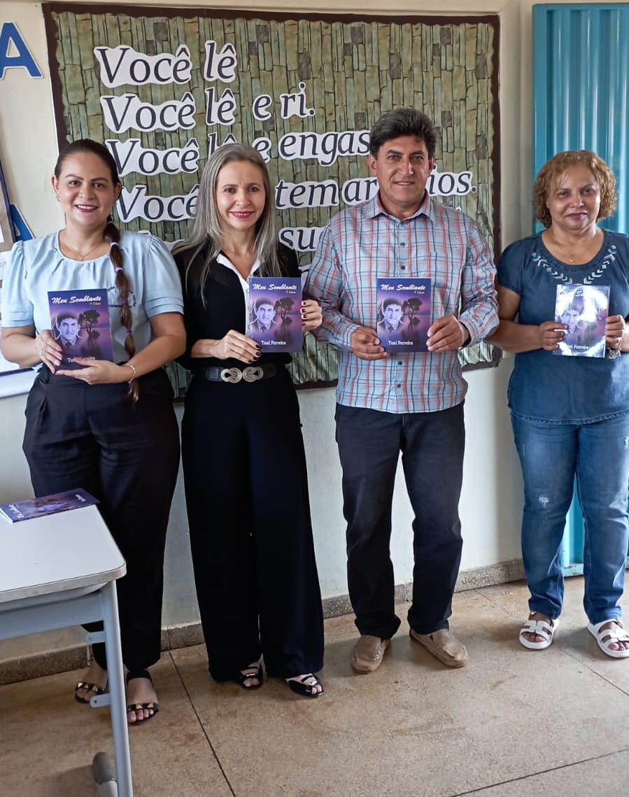 Livros do escritor Toni Ferreira, fazem parte do acervo da Escola Estadual Dona Cândida de Freitas, em Divinópolis