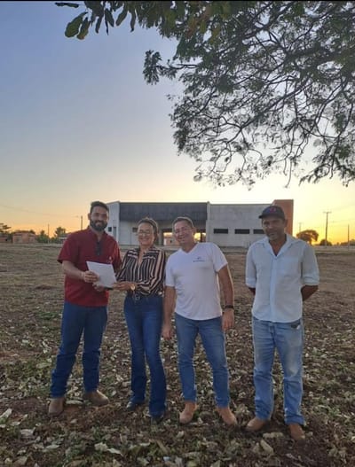 Prefeita Enfermeira Nezita de Monte Santo do Tocantins, assina ordem de serviço para construção de feira coberta no distrito de Campina Verde