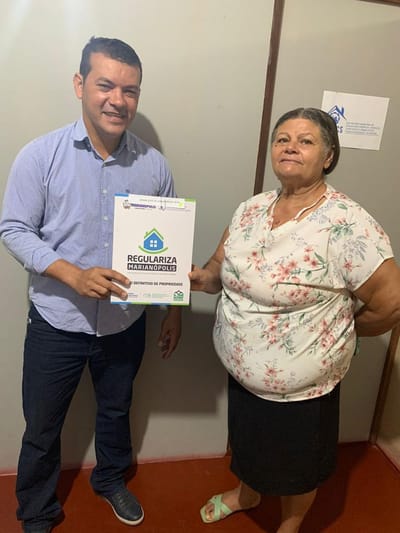 Piagem entrega título de propriedade definitivo para moradora de Marianópolis do Tocantins