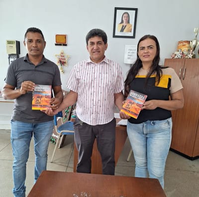 Toni Ferreira, visita Secretaria de Cultura de Divinópolis, e faz doações de livros regionais