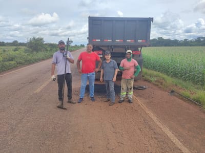 Em Caseara Suair Mariano e Gilvan do Felício acompanham tapa buraco na TO-080; parlamentares protagonizam defesa da infraestrutura