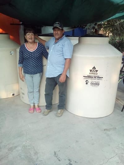 Entrega de tinacos para agua potable.