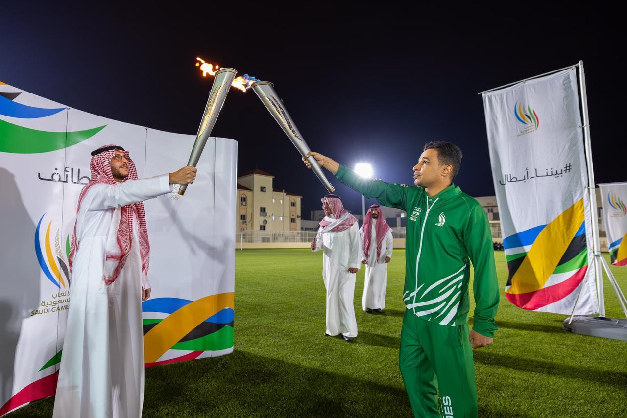 جانب من تسلّم الأمير سعود بن نهار آل سعود شلعة دورة الألعاب السعودية