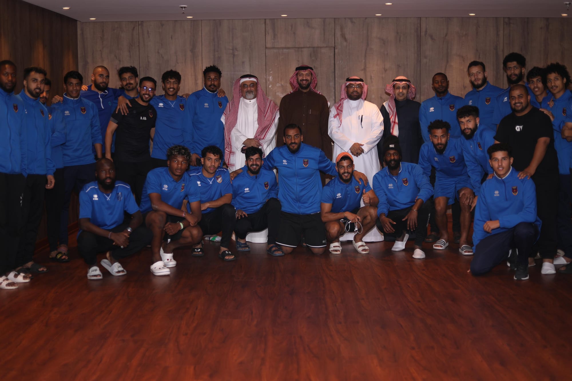 رئيس نادي وج الدكتور "عبدالله ساعاتي" يعقد اجتماعًا مع منسوبي النادي