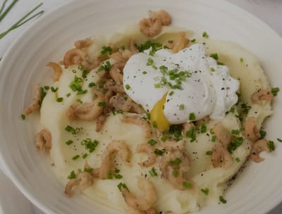 Totjespap met bieslook, ei en garnalen.