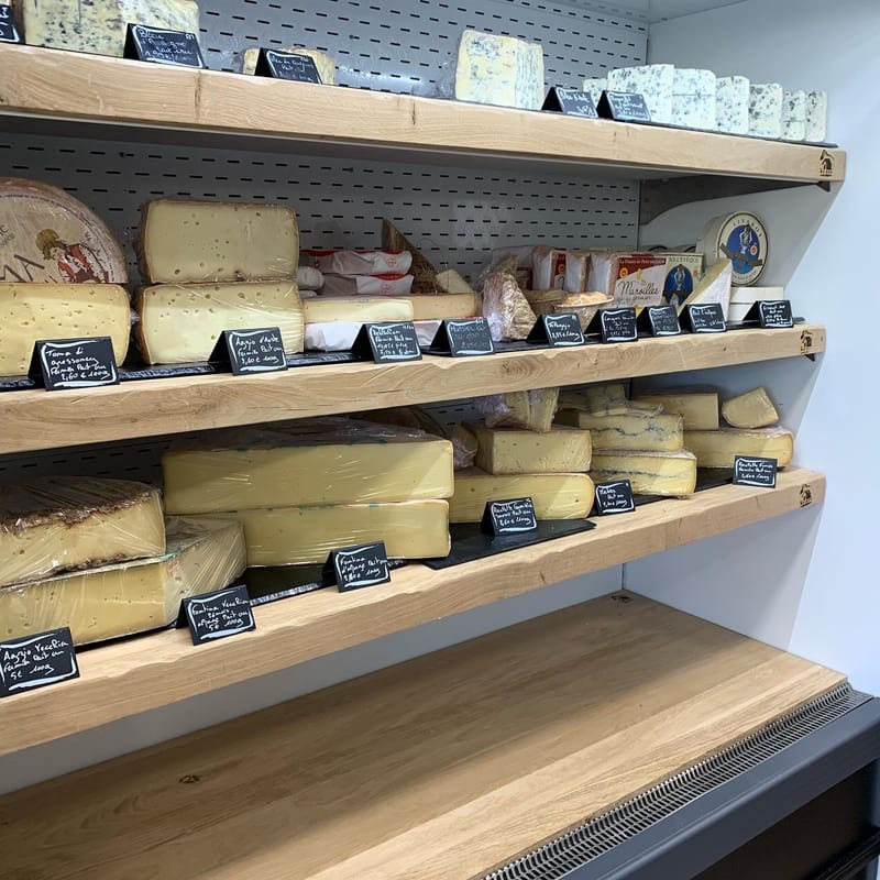 Fromagerie - Etagères d'armoire réfrigérée en chêne